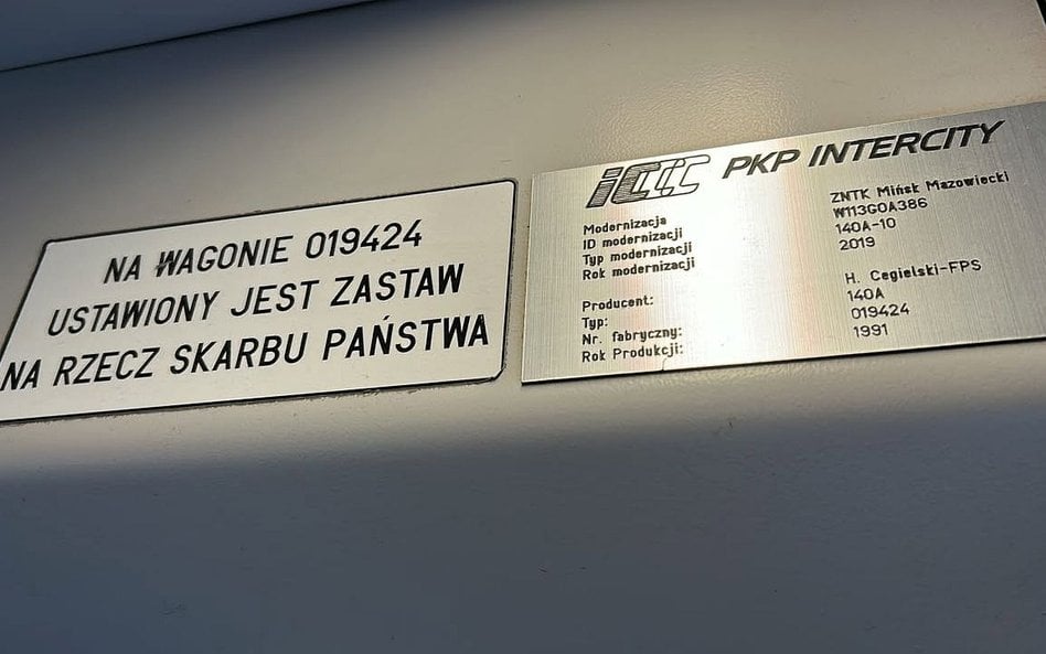 Naklejki umieszczane w wagonach PKP Intercity wzbudziły dociekliwość internautów