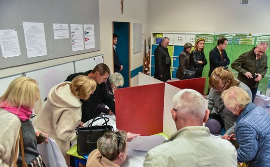 Kolejka osób oczekujących na oddanie głosu w siedzibie Obwodowej Komisji Wyborczej nr 99 w Lublinie.