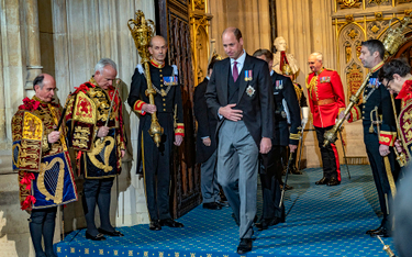 Książę William opuszcza Izbę Lordów po mowie tronowej przedstawionej przez swojego ojca, Karola, wów