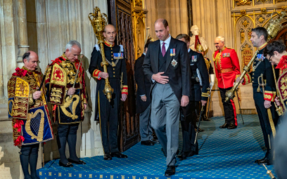 Książę William opuszcza Izbę Lordów po mowie tronowej przedstawionej przez swojego ojca, Karola, wów