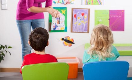 Lektorka języka angielskiego w przedszkolu zapłaci składki ZUS