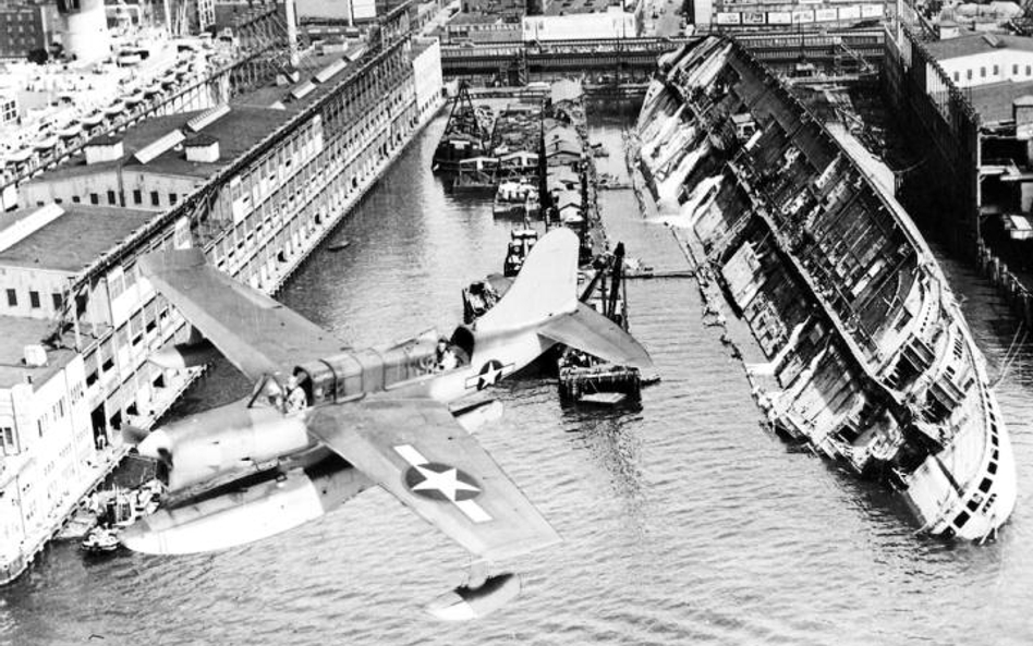 Francuski liniowiec miał transportować amerykańskich żołnierzy do Europy. 9 lutego 1942 r. strawił g