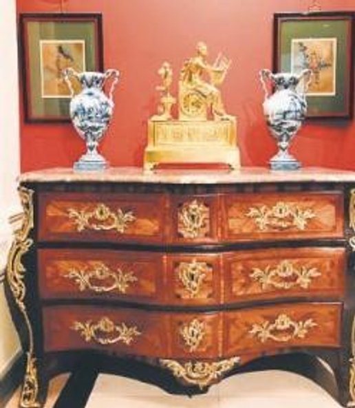 Można kupić do domu komodę z XVIII wieku. Fot.