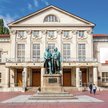Pomnik Johanna Wolfganga Goethego i Fryderyka Schillera przed Deutsches Nationaltheater Weimar