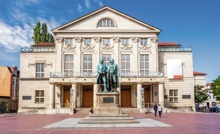 Pomnik Johanna Wolfganga Goethego i Fryderyka Schillera przed Deutsches Nationaltheater Weimar