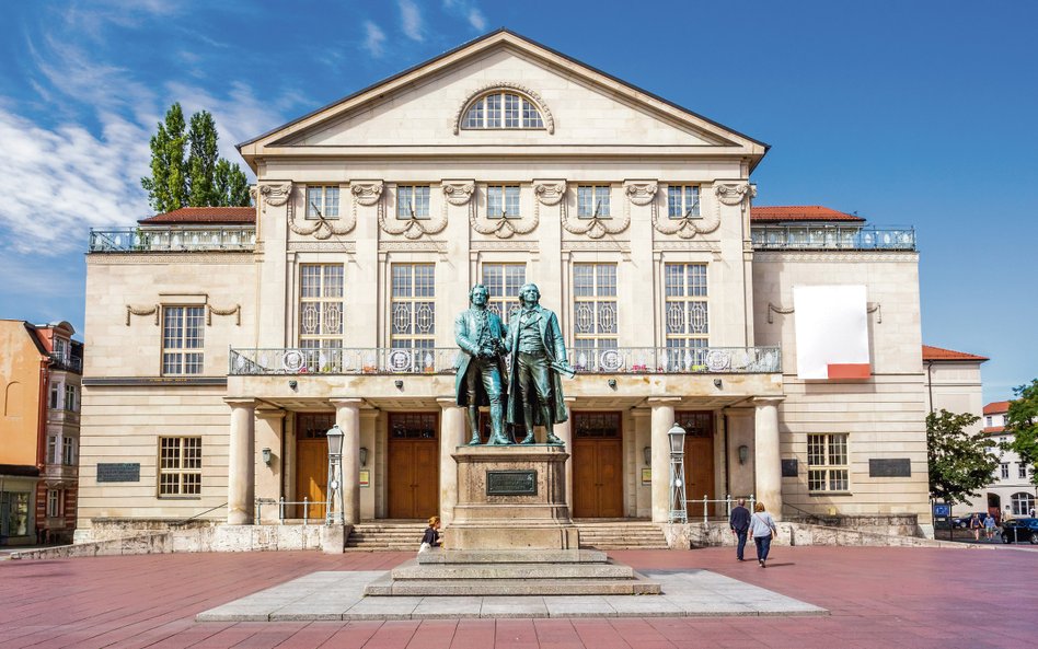 Pomnik Johanna Wolfganga Goethego i Fryderyka Schillera przed Deutsches Nationaltheater Weimar