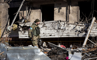 Ukraiński żołnierz na miejscu ostrzału w Kijowie