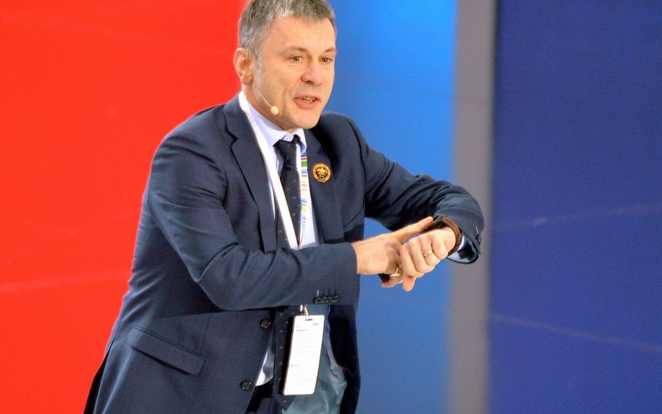 Wokalista zespołu Iron Maiden i właściciel firmy zajmującej się serwisowaniem samolotów pasażerskich