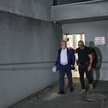 Były poseł do Parlamentu Europejskiego Ryszard Czarnecki zostaje wyprowadzany z Prokuratury Krajowej
