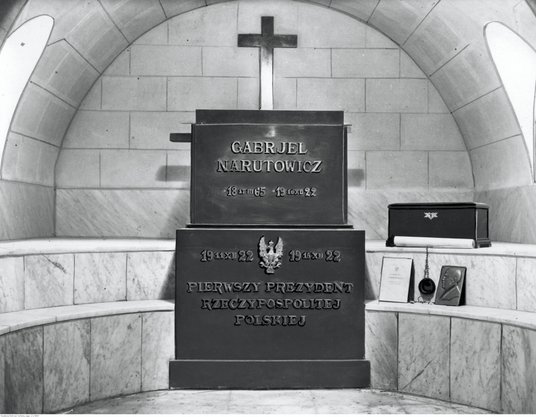 Krypta z sarkofagiem prezydenta RP Gabriela Narutowicza w katedrze św. Jana w Warszawie. Zdjęcie wyk