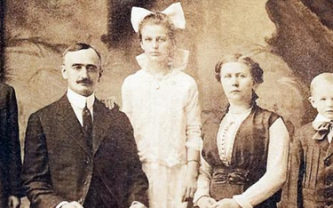 Przodkowie Donalda Trumpa (1918 r.). Od lewej: Fred Trump (ojciec), Frederick Trump (dziadek), Eliza