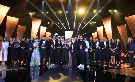 Zdjęcie grupowe nagrodzonych, na zakończenie gali 46. Festiwalu Polskich Filmów Fabularnych w Gdyni,