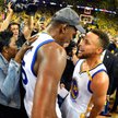 Stephen Curry (nr 30) i Kevin Durant (35) świętują mistrzostwo