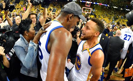 Stephen Curry (nr 30) i Kevin Durant (35) świętują mistrzostwo