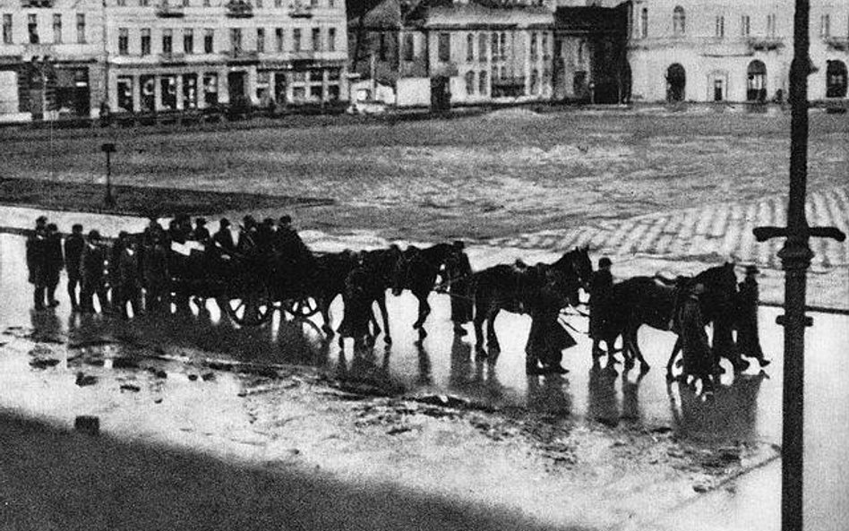 Fot. Stefan Bałuk (Public domain). Na zdjęciu: Kondukt pogrzebowy Franza Kutschery na placu Piłsudsk