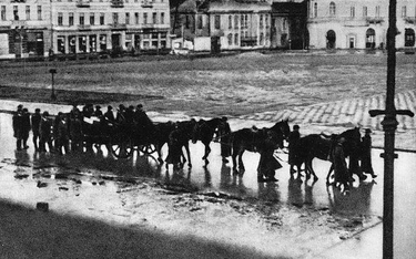 Fot. Stefan Bałuk (Public domain). Na zdjęciu: Kondukt pogrzebowy Franza Kutschery na placu Piłsudsk