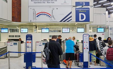 Obywatele Rosji nie mogą latać bezpośrednio do UE, bo nie pozwalają na to unijne sankcje. Muszą najp