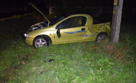 W miejscowości Granice w łódzkim opel tigra dachował. W wypadku zginął 17-letni chłopak.
