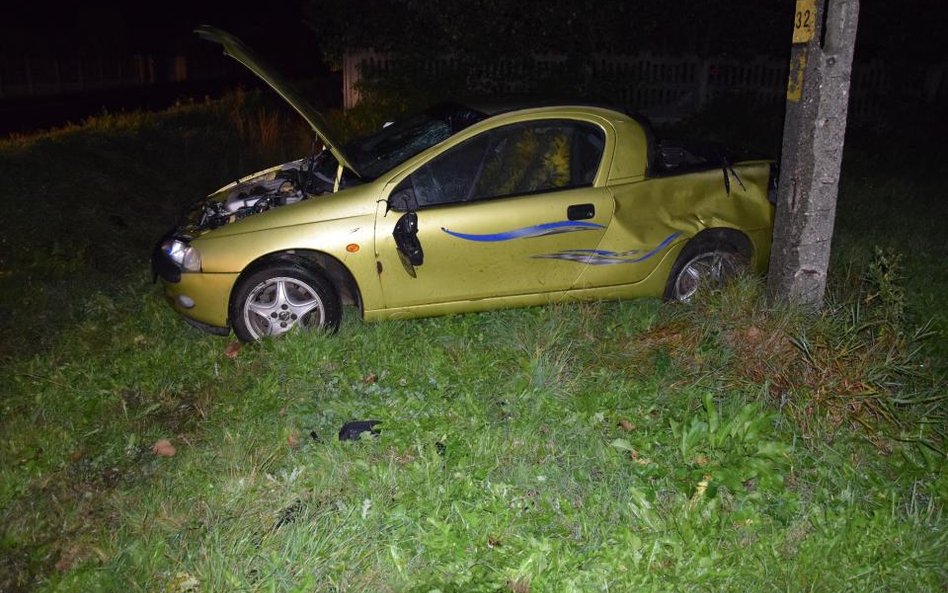 W miejscowości Granice w łódzkim opel tigra dachował. W wypadku zginął 17-letni chłopak.