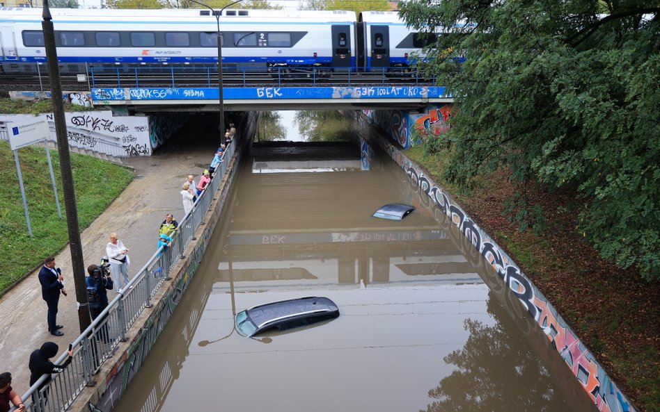 Zalany tunel w warszawskim Ursusie podczas ulewy w sierpniu 2024 roku.