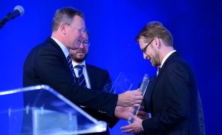 Nagrodę dziesięciolecia z rąk redaktora naczelnego „Rzeczpospolitej” Bogusława Chraboty odbiera Prze