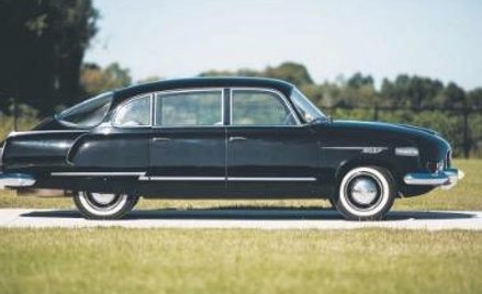 Ponad 5-metrowa limuzyna ma silnik chłodzony powietrzem (widać duże wloty z boków) umieszczony z tył