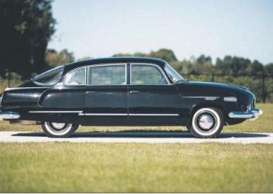 Ponad 5-metrowa limuzyna ma silnik chłodzony powietrzem (widać duże wloty z boków) umieszczony z tył