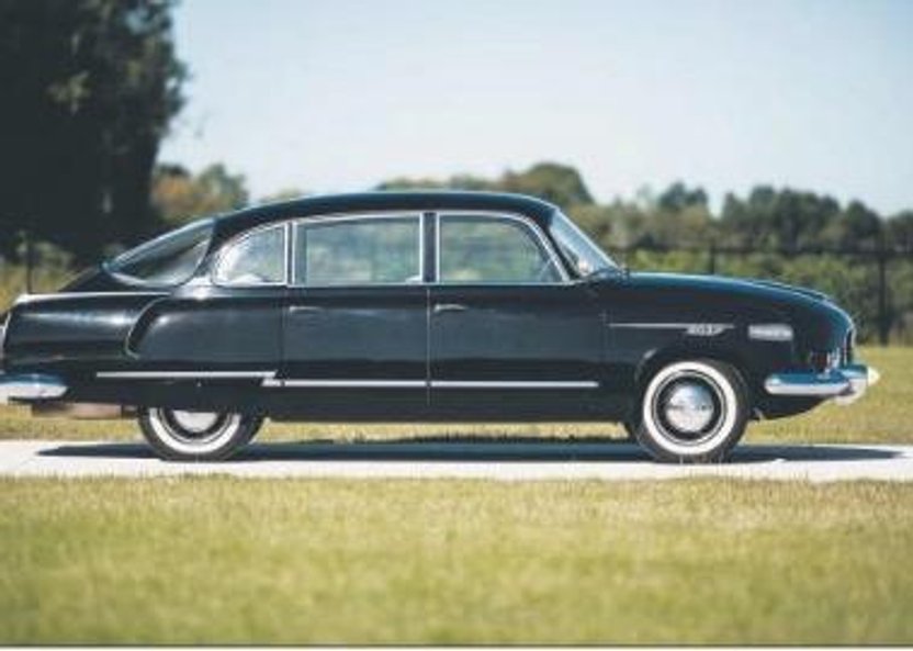 Ponad 5-metrowa limuzyna ma silnik chłodzony powietrzem (widać duże wloty z boków) umieszczony z tył