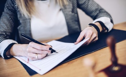 Notariusz może poświadczyć dziedziczenie i złożyć wniosek o zmianę treści księgi wieczystej, aby uja