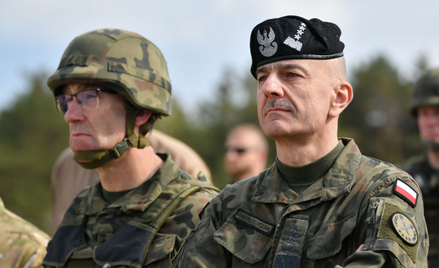 Dowódca Operacyjny Rodzajów Sił Zbrojnych generał broni Tomasz Piotrowski (z lewej) i szef Sztabu Ge