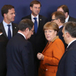Poniedziałek w Brukseli. Kanclerz Niemiec Angela Merkel patrzy na głównego krytyka jej polityki imig