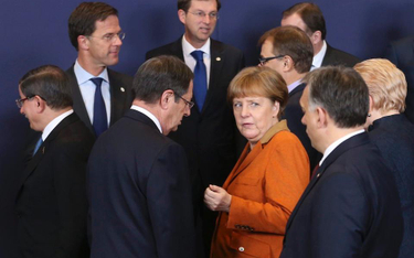 Poniedziałek w Brukseli. Kanclerz Niemiec Angela Merkel patrzy na głównego krytyka jej polityki imig
