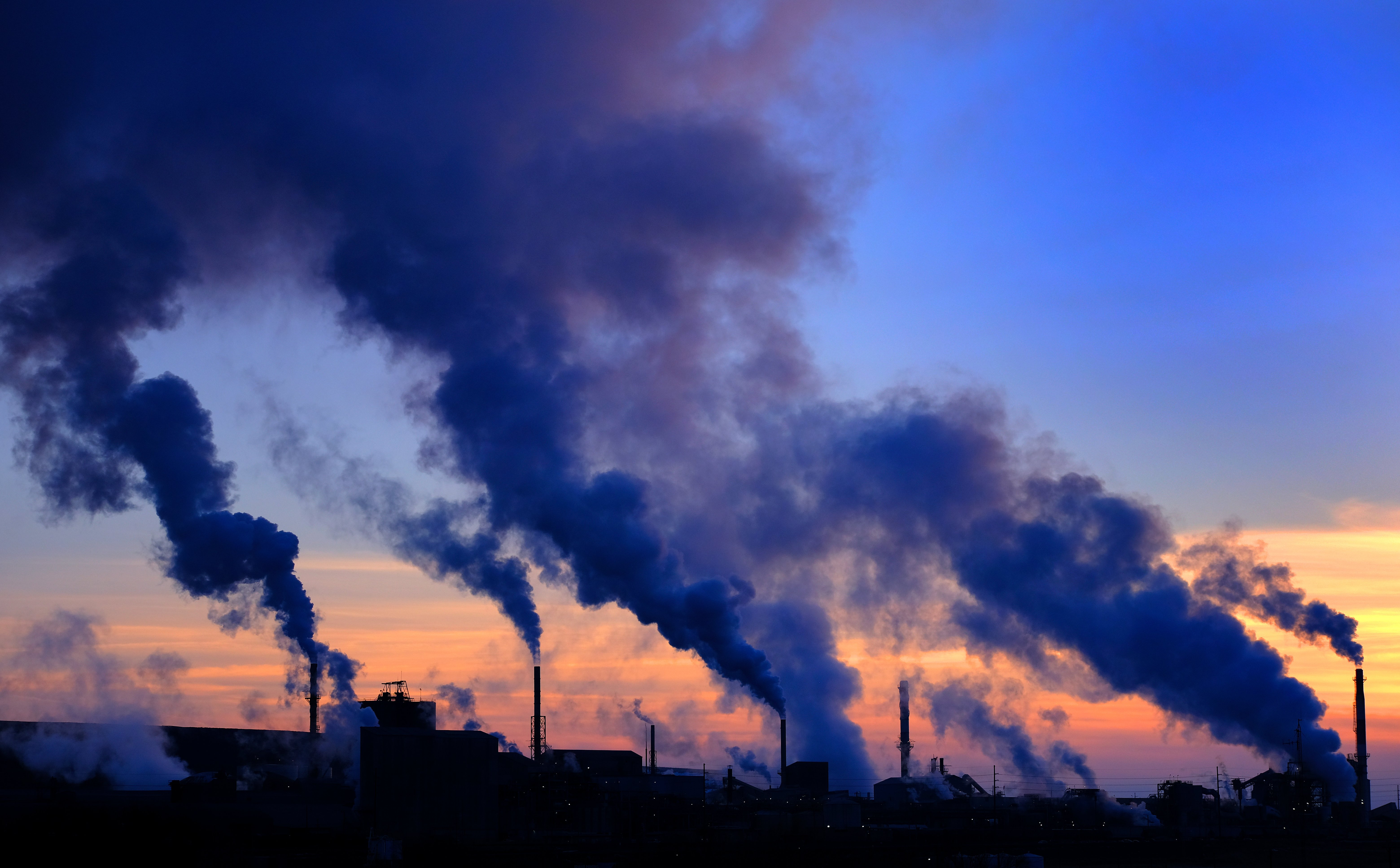 Chłodniejsza pogoda podnosi zużycie energii w Niemczech. Rośnie też emisja CO₂