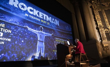 Rosja cenzuruje film o Eltonie Johnie. Elton John oburzony