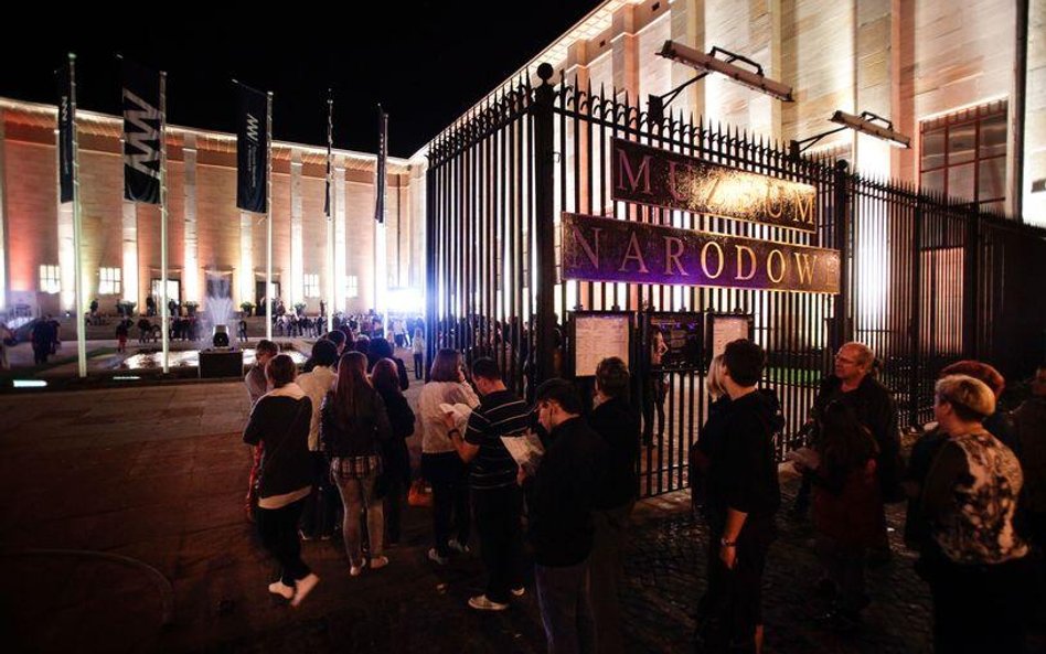Kolejka przed Muzeum Narodowym w Warszawie