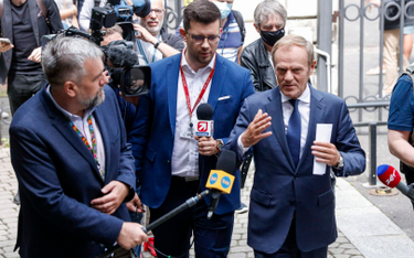 Sondaż: Tusk z mniejszym poziomem zaufania niż Kaczyński