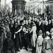 Naczelnik Państwa Józef Piłsudski odznacza herb Lwowa Orderem Virtuti Militari u stóp pomnika Mickie