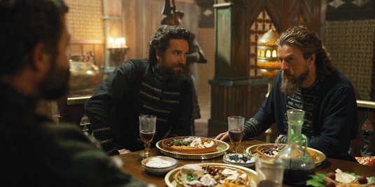 Kadr z drugiego sezonu serialu „Wikingowie: Walhalla” (odcinek 2). Od lewej widoczni: Marcin Dorociń