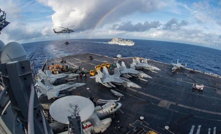Amerykański lotniskowiec USS Carl Vinson na wodach Morza Południowochińskiego.