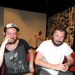 Łukasz Zaleski- reżyser spektaklu i Przemysław Chojęta - bohater przedstawienia. W tle Kornelia Traw