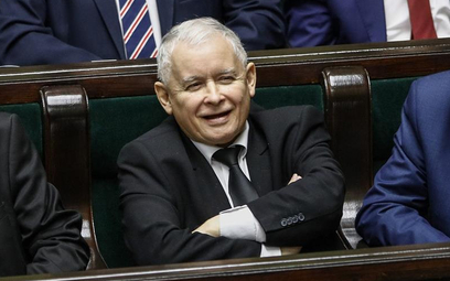 Kaczyński cofa się przed Tuskiem