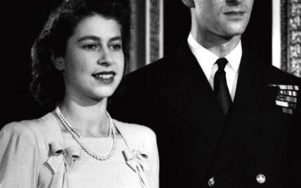 1947 r. Przyszła królowa ze swoim narzeczonym kapitanem marynarki Philipem Mountbattenem.