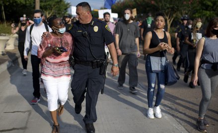 Szef policji w Houston Art Acevedo podczas marszu "Sprawiedliwość dla George'a Floyda"