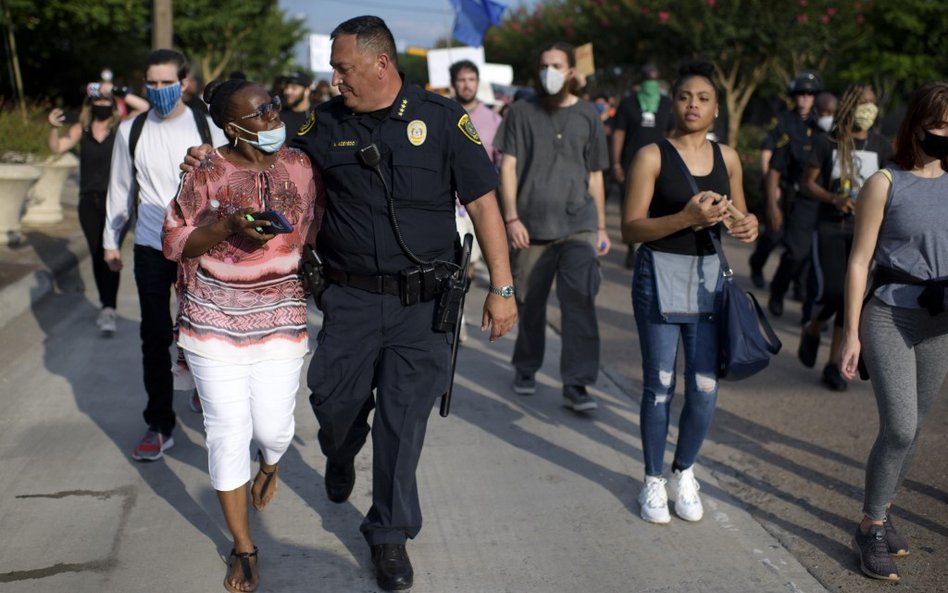 Szef policji w Houston Art Acevedo podczas marszu "Sprawiedliwość dla George'a Floyda"