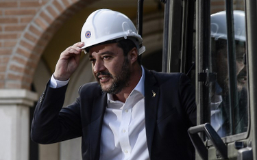 Wyburzono posiadłość mafii. Minister Salvini w buldożerze