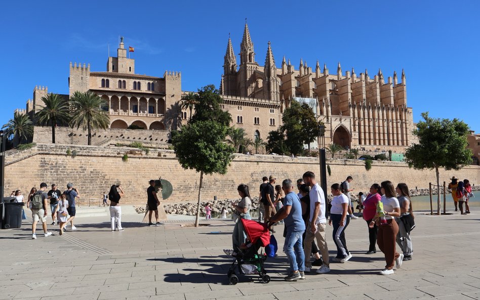 Atrakcją turystyczną Palmy na Majorce jest imponująca katedra