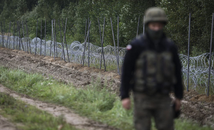 Straż graniczna: Białorusini dają migrantom mundury