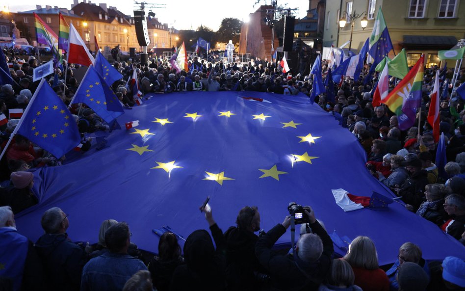 Prounijne demonstracje w całej Polsce. Tusk w Warszawie: Pseudotrybunał gwałci konstytucję