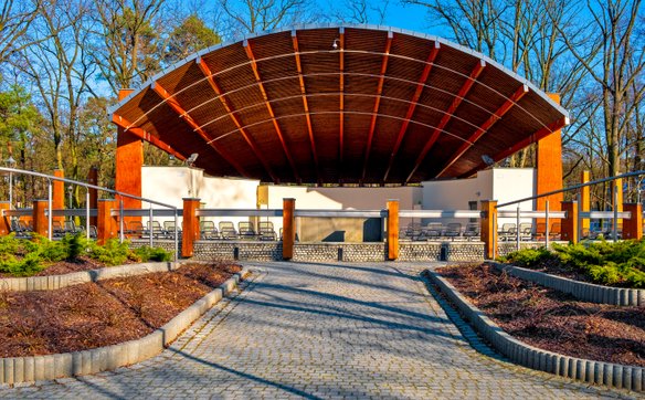 W centrum Parku Zdrojowego znajduje się odrestaurowany Amfiteatr