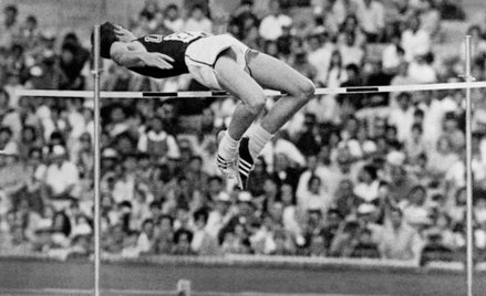 Dick Fosbury skacze techniką nazwaną jego imieniem